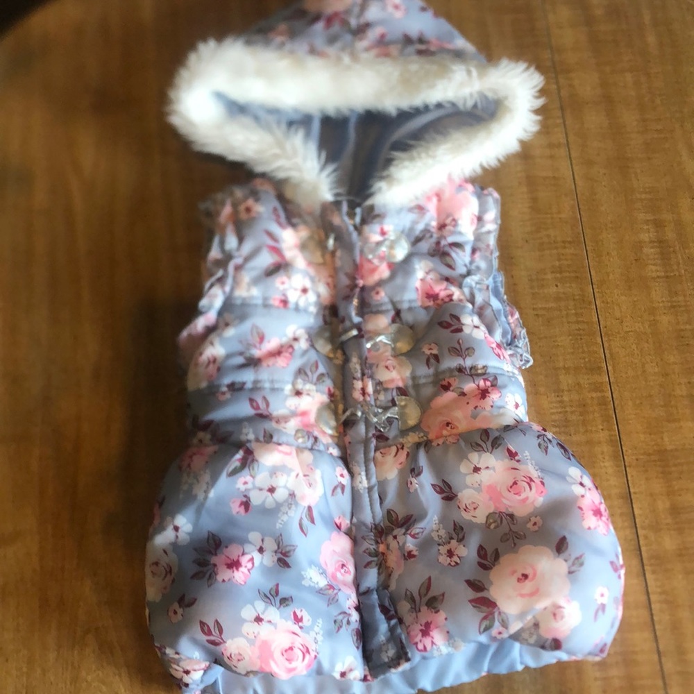 Girls size 6 floral puffer vest.